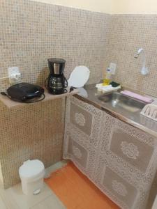 a miniature kitchen with a sink and a toilet at Flores do Riacho in São Miguel dos Milagres