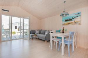 un soggiorno con un divano e un tavolo di TURKUSOWE ZACISZE a Kopań