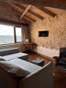 A television and/or entertainment centre at Casa Rural La Chocolateria