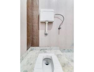 uma casa de banho com um WC branco num quarto em Verma Ji Hotel, Raman, Punjab 