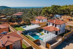 - une vue aérienne sur une maison avec une piscine dans l'établissement Villa Sazak Duo, à Gelemiş