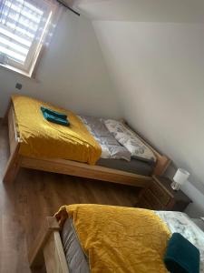 Posteľ alebo postele v izbe v ubytovaní Jaśkowa Chata Bieszczady apartament z basenem