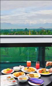 una mesa llena de platos de comida en una mesa en Sheraton Chengdu Pidu, en Chengdú