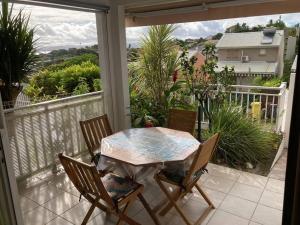 Rõdu või terrass majutusasutuses APPARTEMENT COSY TERRASSE VUE MER - TROIS ÎLETS
