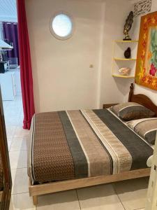 Postel nebo postele na pokoji v ubytování APPARTEMENT COSY TERRASSE VUE MER - TROIS ÎLETS