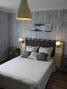 ein Schlafzimmer mit einem großen Bett mit einer weißen Bettdecke in der Unterkunft Maison de la Presqu'île - 4 chambres avec Vue Mer in Lanmodez