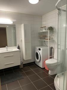 a bathroom with a washing machine and a toilet at Apartment Svolvær in Svolvær