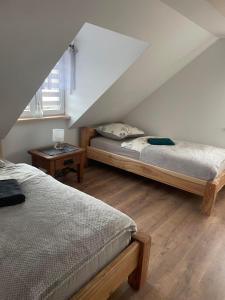 Posteľ alebo postele v izbe v ubytovaní Jaśkowa Chata Bieszczady apartament z basenem