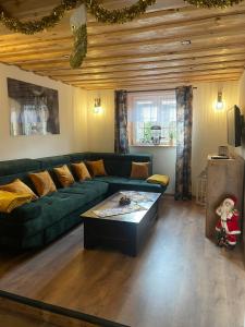 Posedenie v ubytovaní Jaśkowa Chata Bieszczady apartament z basenem
