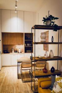 eine Küche mit einem Tisch und Stühlen im Zimmer in der Unterkunft Unique NYC style Loft in the heart of Madrid in Madrid
