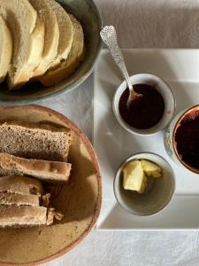 a table with a plate of bread and a bowl of butter at Satori in Barra de Valizas