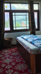 Postel nebo postele na pokoji v ubytování Countryside Cottage Gulmarg - Home Stay