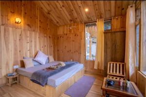 Katil atau katil-katil dalam bilik di The Chapters Cottage by Nature Nests