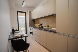 Cuisine ou kitchenette dans l'établissement Verdant Parkside Living: Studio by Park