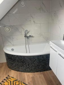 Kúpeľňa v ubytovaní Jaśkowa Chata Bieszczady apartament z basenem