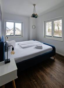 Villa Eckhart في غورين: سرير كبير في غرفة بها نافذتين
