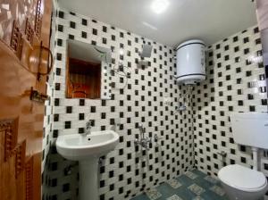 シュリーナガルにあるThe Upscale Innのバスルーム(洗面台、トイレ付)