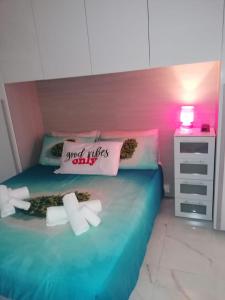 ein Schlafzimmer mit einem Bett mit zwei Handtüchern darauf in der Unterkunft Fiumicino Aeroporto Casa Vacanze Orchidea in Fiumicino