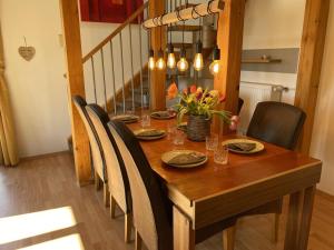 einen Holztisch mit Stühlen und ein Esszimmer in der Unterkunft Ferienhaus Wild Schlögl in Leutschach