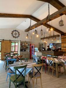 a restaurant with tables and chairs in a room at Pensiunea Banffy in Topliţa