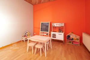 une salle à manger avec une table et une cuisine dans l'établissement Huis voor 8 personen - NACHT 23, à La Panne