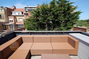 eine Bank, die auf einem Dach steht in der Unterkunft Huis voor 8 personen - NACHT 23 in De Panne + 4 Fotos