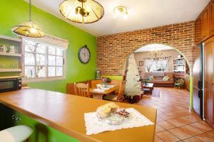 cocina con paredes verdes y comedor en Aguamansa Relax, en La Orotava