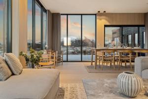 a living room with a couch and a dining room at Luksushytte sentralt i Lofoten in Kleppstad