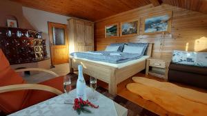 ein Schlafzimmer mit einem Bett in einem Holzzimmer in der Unterkunft Privát Prima in Liptovský Ján