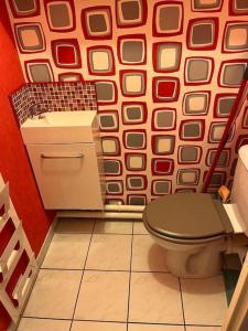 Vannituba majutusasutuses Big duplex 15 min from Paris city center - Metro station Line 5 +9 fotot