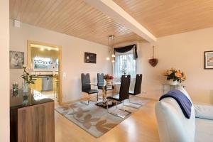 a living room with a table and chairs at Sandra in Berghülen