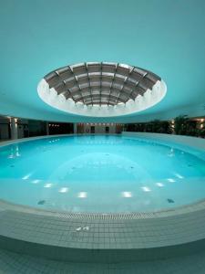 una gran piscina en un gran edificio en King Piastów & SPA, en Szczecin