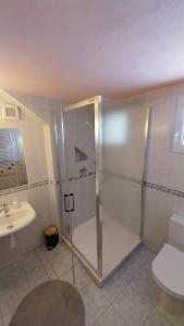 W łazience znajduje się prysznic, toaleta i umywalka. w obiekcie Privát Prima w Liptowskim Janie