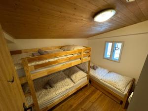 - 2 lits superposés dans une chambre avec plafond dans l'établissement Chalupa Hejmovka, à Špindlerův Mlýn