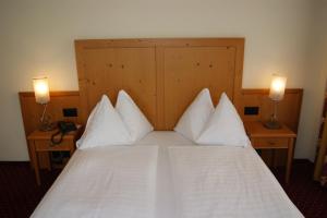 Postel nebo postele na pokoji v ubytování Hotel Schweizerhof