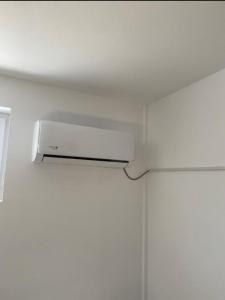 皮特什蒂TTT House Pitesti的天花板上的白光