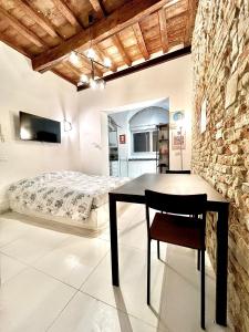 um quarto com uma cama e uma mesa com uma cadeira em Da Carlin em Cesena