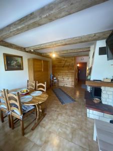 een woonkamer met een houten tafel en stoelen bij Lylou in Gréolières