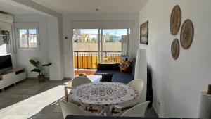 salon ze stołem i kanapą w obiekcie Nina's crib 2BR flat in Boliches w mieście Fuengirola