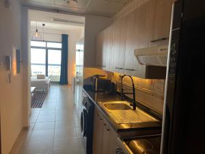 Kuchyň nebo kuchyňský kout v ubytování Studio in Silicon Oasis