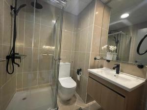 Koupelna v ubytování Studio in Silicon Oasis + 13 fotografií