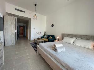 Postel nebo postele na pokoji v ubytování Studio in Silicon Oasis