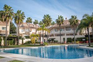 Bazén v ubytovaní Front line beach townhouse with sea views and south facing, in Costabella, Marbella alebo v jeho blízkosti