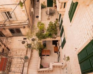vista sul tetto di un vecchio edificio con scale e piante di Slavija Culture Heritage Hotel a Spalato (Split)