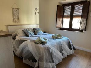 1 dormitorio con 1 cama con 2 toallas en Apartamento Real 17, Cádiar, en Cádiar