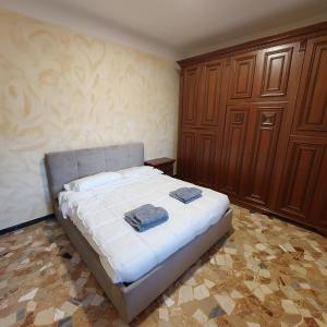 sypialnia z łóżkiem z dwoma ręcznikami w obiekcie Eden w Bolonii