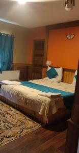 Postel nebo postele na pokoji v ubytování Hotel Inn Gulmarg