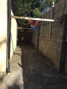 un callejón con un aro de baloncesto pegado a una pared en South Dublin Flat near Killiney Beach!, en Loughlinstown