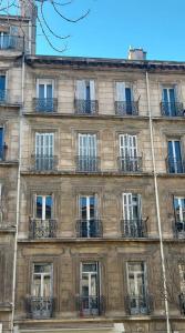 un edificio con ventanas y balcones en una calle en La Plénitude Marseillaise - T4 de 70 m2, 3 chambres, centre-ville, 8 couchages, en Marsella