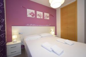 ベニドルムにあるEdimar 9 - Fincas Arenaのベッドルーム1室(白いベッド1台、白い枕2つ付)